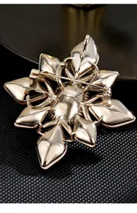 Rückansicht der goldenen Vintage Kristallbrosche mit sicherem Nadelverschluss Detail.