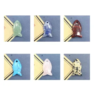 Details tonen natuurlijke edelsteen vis hangers in verschillende kristallen voor DIY sieraden.