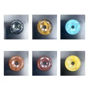 Nahaufnahme Details verschiedener Naturstein Donut Anhänger Kristall DIY Schmuckstücke.