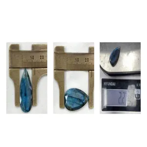 Vue détaillée de la pierre précieuse labradorite en forme de larmes avec dimensions et poids.