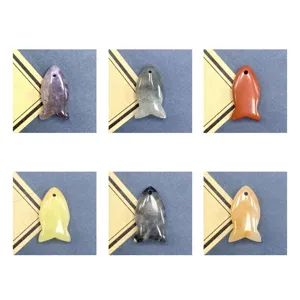 Gedetailleerd weergave van natuursteen vis hangers, gepolijst agaat kristal DIY.