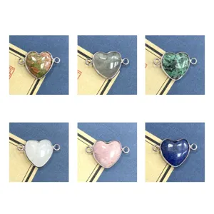 Primer plano detallado de conectores de piedra natural en forma de corazón con bordes para joyería.