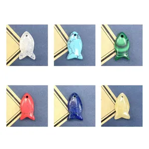 Gedetailleerd overzicht van edelsteen vis hangers, kristal en agaat DIY sieraden accessoires.