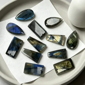 Assortiment de pendentifs en labradorite naturelle avec flash bleu pour bijoux DIY.