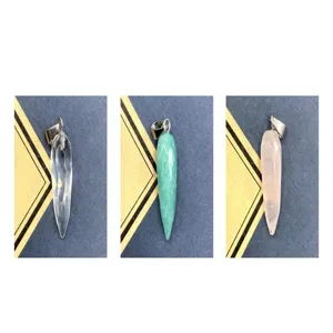 Gros plan détaillé de pendentifs en cristal de pierre naturelle pour la fabrication de bijoux.