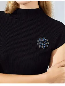 Détail en gros plan d'une broche florale en strass bleu foncé, élégant bijou cristal.