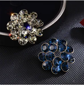 Gros plan sur la broche fleur en cristal exquise, avec des pierres de zircon scintillantes.