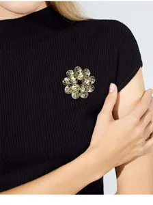 Gros plan détaillé de la broche fleur en cristal étincelant avec des zircons brillants.