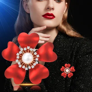 Exquisite frosted heart flower brooch with freshwater pearl and sparkling diamonds for elegant lady.