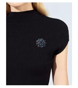 Vue détaillée de l'élégante broche florale en cristal bleu avec incrustations de strass.