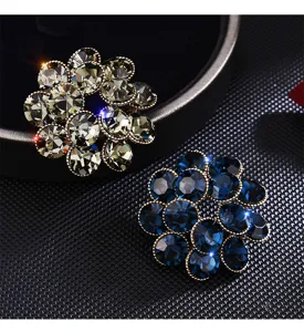 Vue détaillée d'une broche fleur en cristal étincelant, accessoire élégant pour costume.