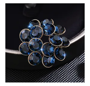 Gros plan détaillé de l'élégante broche fleur en zircon bleu, avec des pierres et bordure.