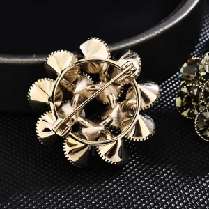 Exquise broche fleur dorée vue de dos présentant un savoir-faire métallique détaillé.