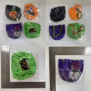 Sacs à bonbons d'Halloween brodés présentés avec une règle de mesure