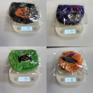 Mesures de poids détaillées de quatre sacs cadeaux en tissu d'Halloween différents