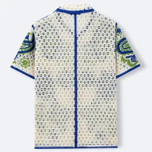 Trama dettagliata del retro di una polo in maglia jacquard bianca con bordi blu