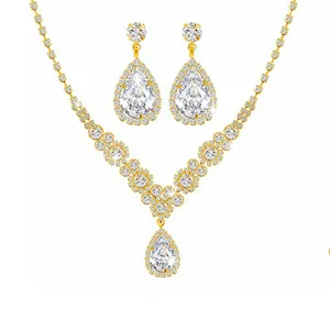 Elegante set di gioielli da sposa in oro con collana di cristallo e orecchini a goccia