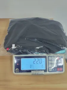 Verpacktes elegantes Damen-Netzhemd auf einer elektronischen Waage mit 220g Gewicht