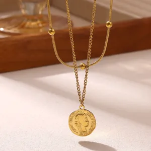 Gros plan du pendentif pièce de monnaie en plaqué or 18 carats sur collier double rang