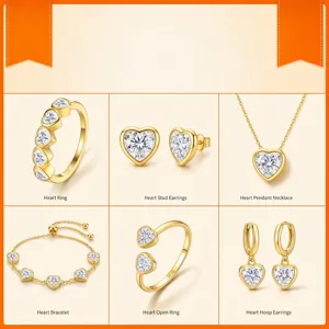 Vue détaillée de la collection de bijoux en forme de cœur avec bagues, boucles d'oreilles