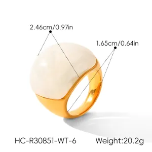 Bague massive en acier dore avec grosse pierre blanche bombee style retro elegant.