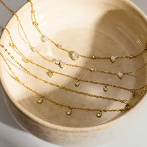 Elegante collana con ciondoli multipli in acciaio inossidabile dorato e cristalli