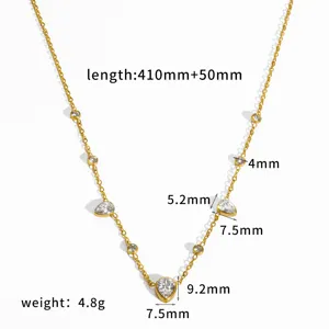 Collana in acciaio inossidabile dorato con ciondoli multipli e strass, dettaglio