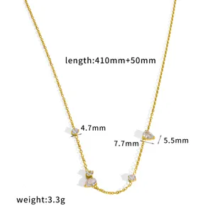 Dettaglio della collana in acciaio inossidabile bagnato oro con pendenti in zircone multipli.
