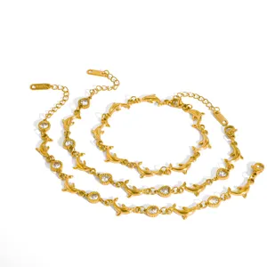 Dettaglio bracciale delfino in cristallo e acciaio inossidabile dorato stile mare.