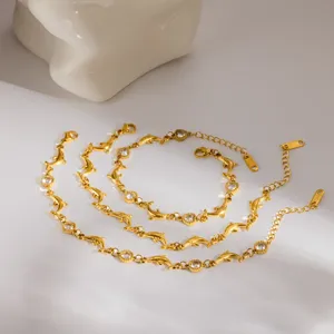 Dettaglio bracciale con delfini dorati e zirconi lucidi, design marino raffinato.