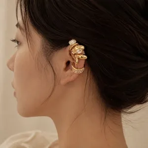 Elegante set di cuffie daorecchio dorate con cristalli scintillanti, design elegante per le donne.