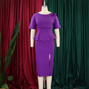 Dettaglio dell'elegante abito peplum viola con spacco laterale e decorazione floreale