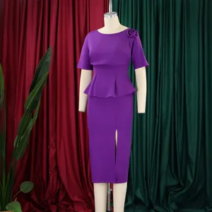 Elegante abito viola con peplo, rosa sulla spalla e spacco frontale su un manichino