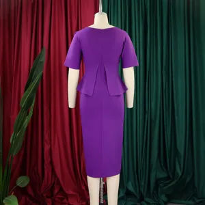 Dettaglio di un vestito tubino viola con elegante balza in vita e zip posteriore