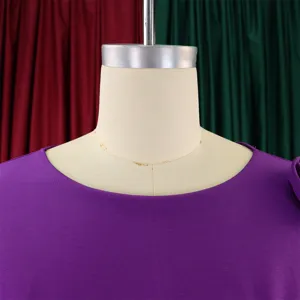Primo piano dell'elegante scollo rotondo di un abito africano viola con volant