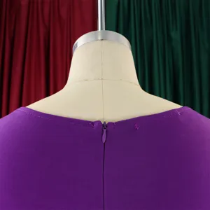 Primo piano macro del colletto posteriore e della cerniera invisibile su un abito viola