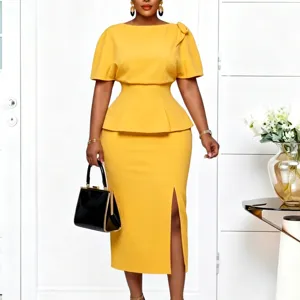 Elegante abito midi giallo peplo con spacco laterale vista dettagliata