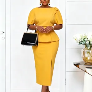 Elegante set top a peplo giallo e gonna a tubino con un elegante spacco laterale