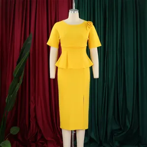 Elegante abito midi giallo con peplo, maniche corte e spacco frontale
