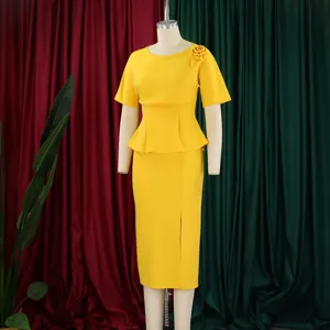 Elegante abito peplo giallo a maniche corte con spacco frontale