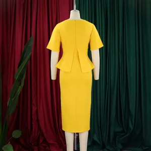 Vista posteriore del vestito midi giallo a balze su manichino