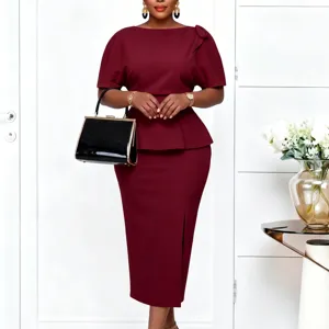 Elegante abito peplo bordeaux a maniche corte con un elegante spacco sul davanti.