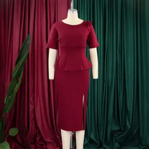 Elegante abito a peplo bordeaux a maniche corte con spacco laterale e accento floreale