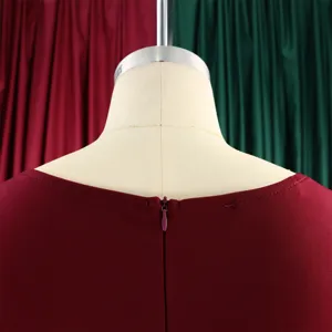 Vista dettagliata dello scollo posteriore e della cerniera invisibile su questo abito bordeaux