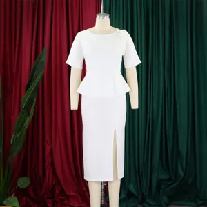Elegante abito bianco a maniche corte con vita a peplo e sexy spacco laterale dettaglio.