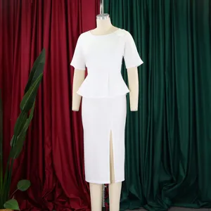 Dettaglio di un abito midi peplum bianco con spacco frontale e fiore sulla spalla