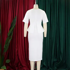 Vista posteriore dettagliata di un elegante abito midi bianco con peplo e maniche corte