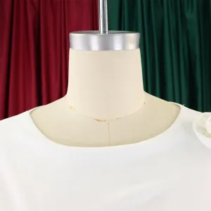Dettaglio ravvicinato della scollatura di un abito bianco