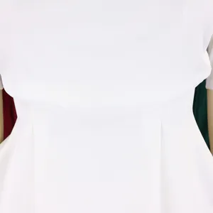 Dettaglio ravvicinato di un abito bianco con cuciture in vita e trama del tessuto plissettato