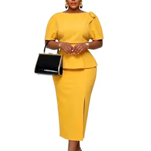Elegante completo giallo a due pezzi con top a peplo e gonna longuette con spacco laterale